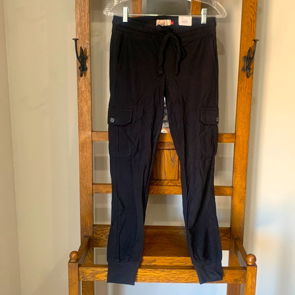 Junior’s SO cargo jogger pants in black. New with tags.